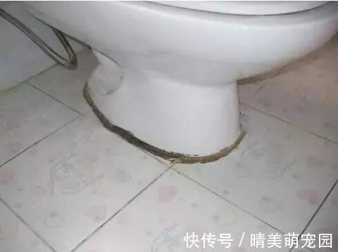 玻璃胶用久会“变黑”？教你1个“小方法”，让玻璃胶洁净如新！