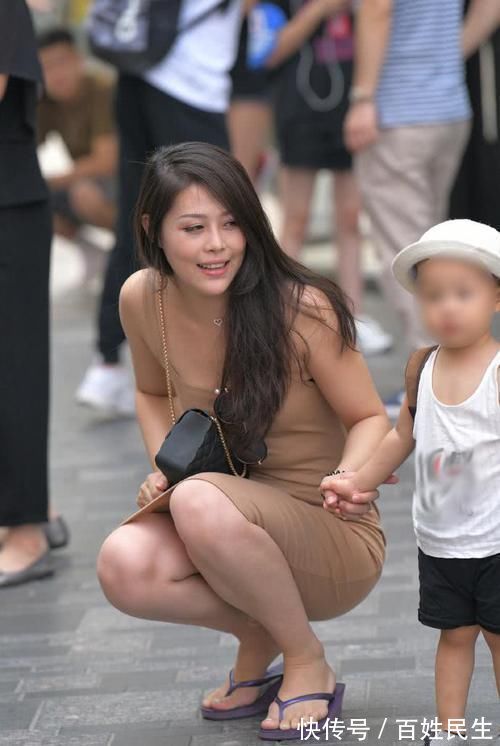 高贵感|街拍美女小姐姐的裙子展示出小蛮腰,有着一种高贵感