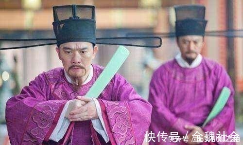 权贵$小神童一上联:“父在外,肩挑日月”,下联一出,众人都拍案叫绝