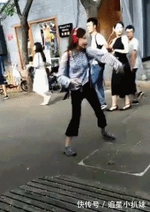 |搞笑GIF：带女友去逛街 请问遇到这种情况该怎么办？