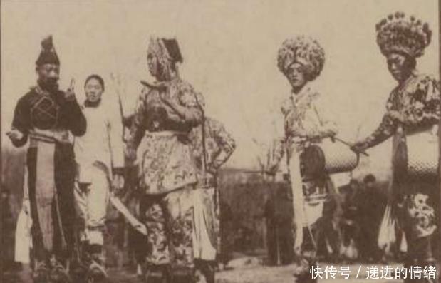 东北老照片全真道士的“表”很古老,蒙古王妃的椅子很值钱