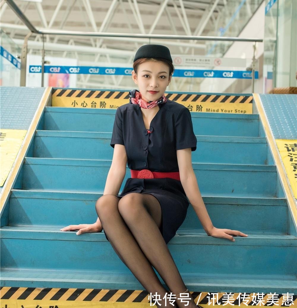 高跟鞋|藏青色的连衣裙,搭配黑色矮跟高跟鞋舒适有型,走起路来轻便优雅