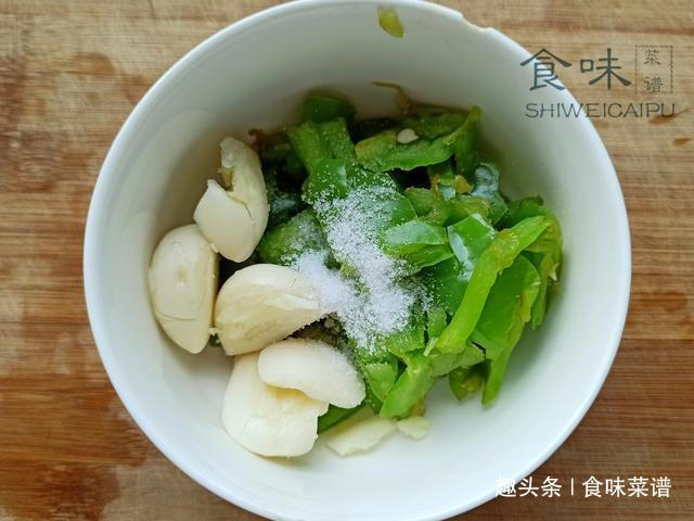 蒸茄子,直接上锅蒸不对!教你一招,茄子鲜嫩不发黑,上桌就光盘