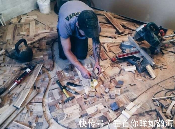 地板|男子把一堆木片搬回家,5个月后所有人直呼他是天才!