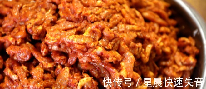 灌香肠时，牢记这“2料”决不能放，易发霉发酸，这样做才腊味足！