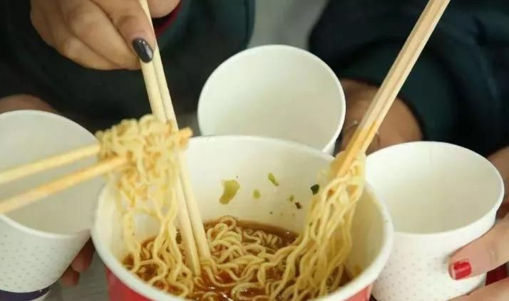 泡面|泡面创始人将方便面当饭吃,看到其活的岁数后,网友:被骗多年!