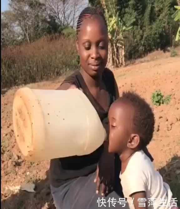 非洲|几张图告诉你,非洲妈妈是咋喂孩子的,别在说自己不幸福了!