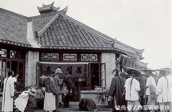 罕见|晚清罕见老照片:官员跪拜英军、光绪皇帝的灵柩、溥仪被赶出皇宫