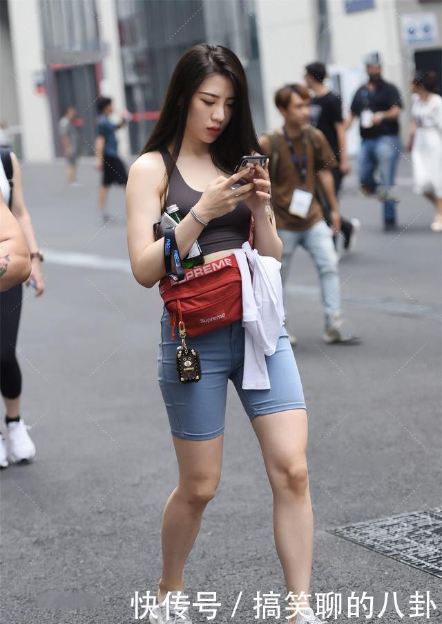 身材|高挑女孩穿“露脐背心”秀身材，将牛仔裤剪掉一半，充满青春活力