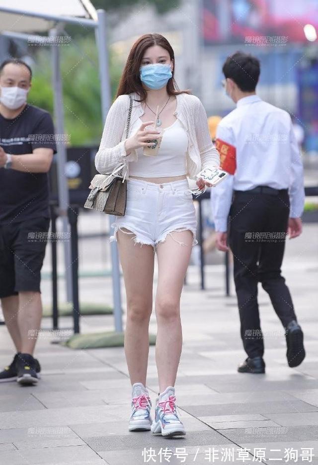 小姐姐 运动系穿搭现在已经有点“冷门”了,但这不代表它就不美