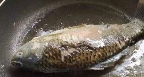 煎鱼时别急着下油锅，不管什么鱼，记得多加一步，不破皮还好吃