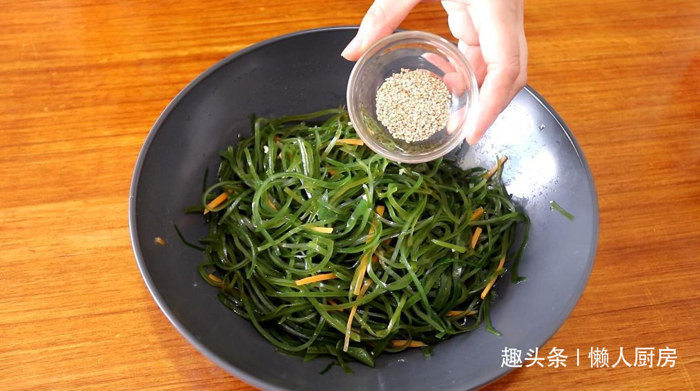 小小一个压缩海带卖5元，泡发后超多，凉拌着吃，酸辣开胃