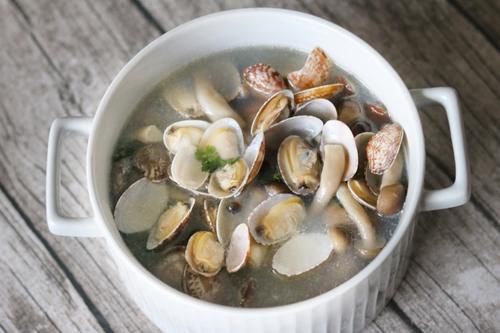 晚餐老妈做了两菜一汤，好吃不贵，简单营养接地气，3口人吃撑了