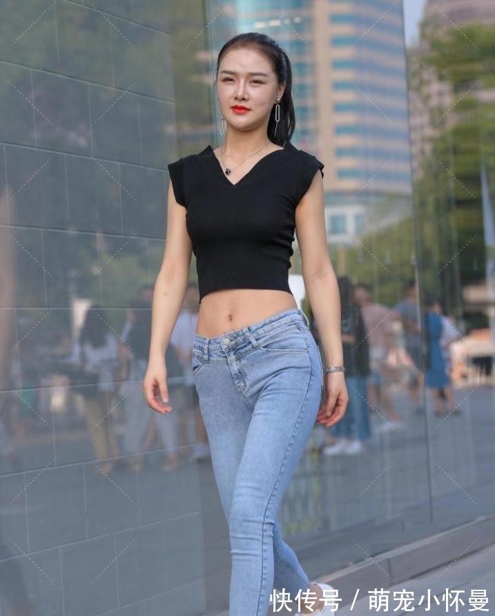 牛仔裤 V领黑色上衣搭配牛仔裤,彰显女性魅力