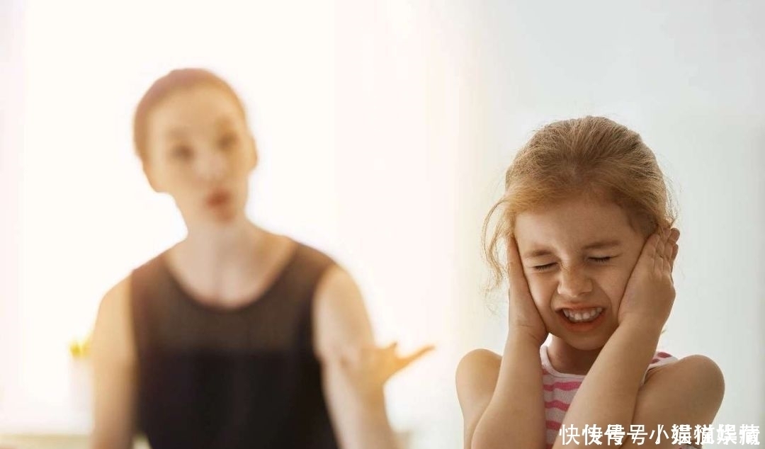 父亲拍孩子赖床视频，传至家庭群，孩子被激怒顺手拿起了剪刀