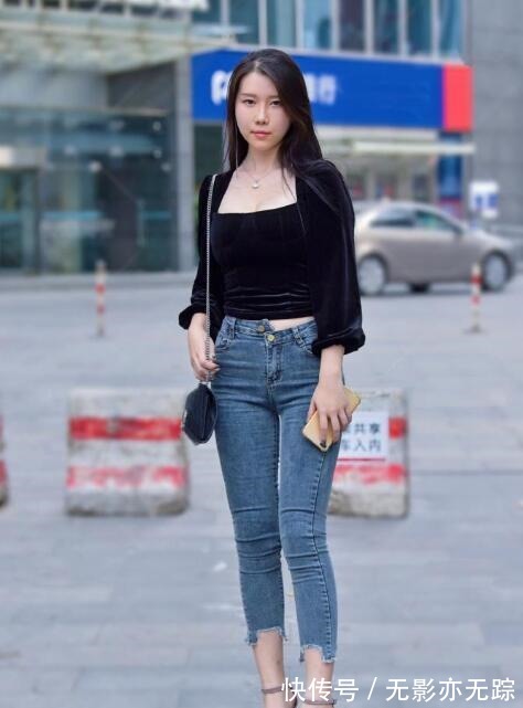 小姐姐|黑色上衣加牛仔裤,简单穿搭让微胖女孩气质更美