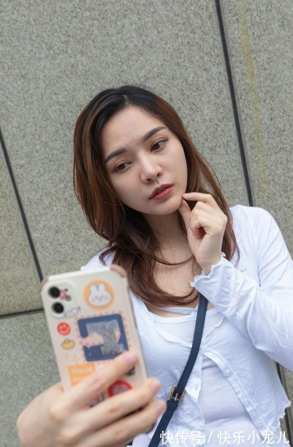 改良款 面料柔软的白色超短裙,既能穿出青春甜美,又能展现出时尚气质