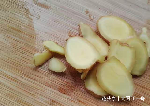 磨刀时,横磨还是竖磨大厨教你正确做法,旧刀立马变新刀