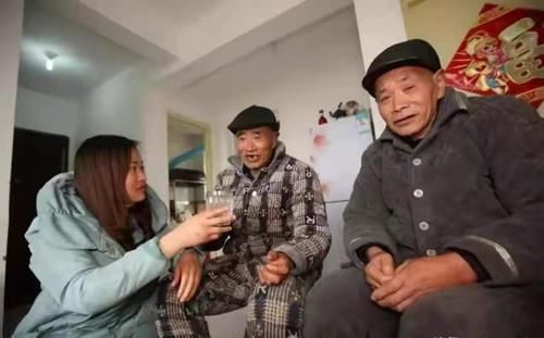 女婴|30多年前,两个老光棍兄弟收下一位几个月大的女婴,如今得到了报答