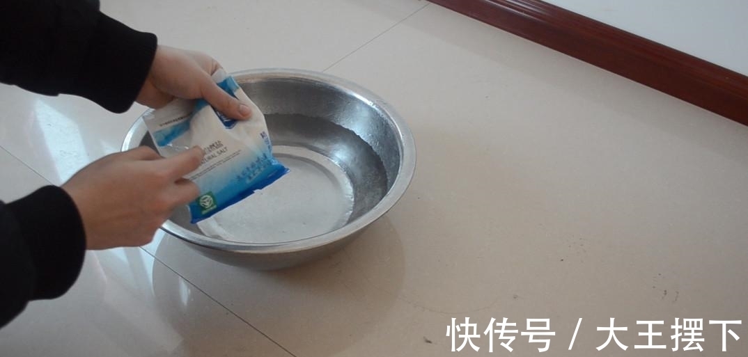 拖地的时候用点这个东西，去污快又杀菌，不经常打扫地面都能干净