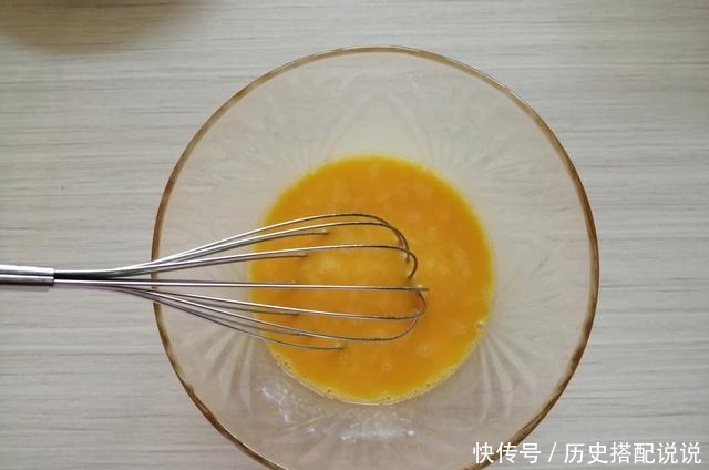 这蛋糕不回缩不开裂,细腻松软,蛋香浓郁,4种食材就可以做出来