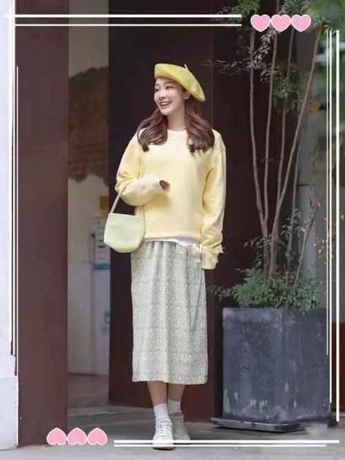 “卫衣＋碎花裙”＝今年春天最火混搭，时髦减龄显气质！