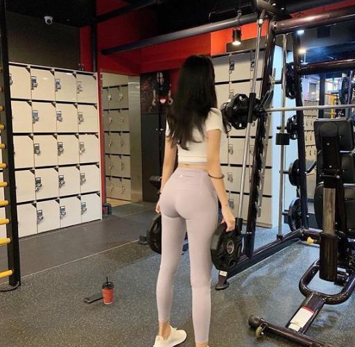 臀部|健身女网红，每天200深蹲，专为打造柯基臀