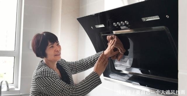 方法|油烟机上油污又黏又厚别用洗洁精试试这些方法,去污快又干净