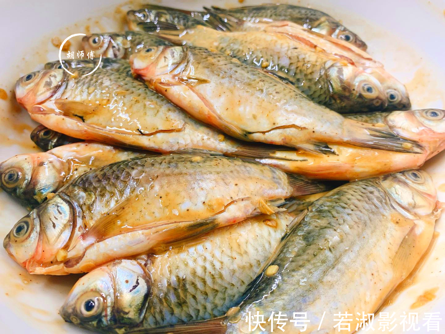 做法|炸鲫鱼时，有人裹面粉，有人直接炸，都不对！教您正确做法，真脆
