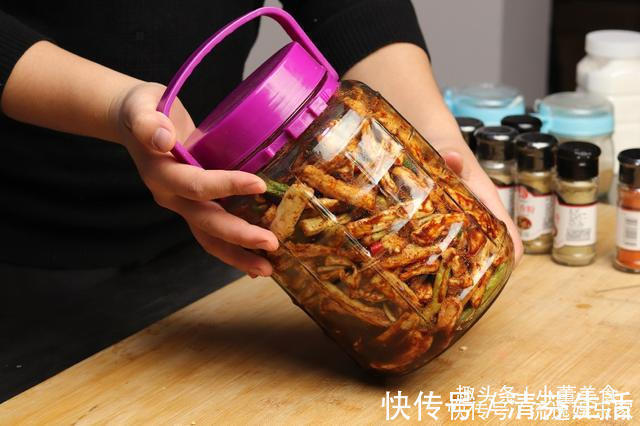 小董|腌萝卜好吃有诀窍,老妈30年秘制配方,简单又好吃,拿肉都不换