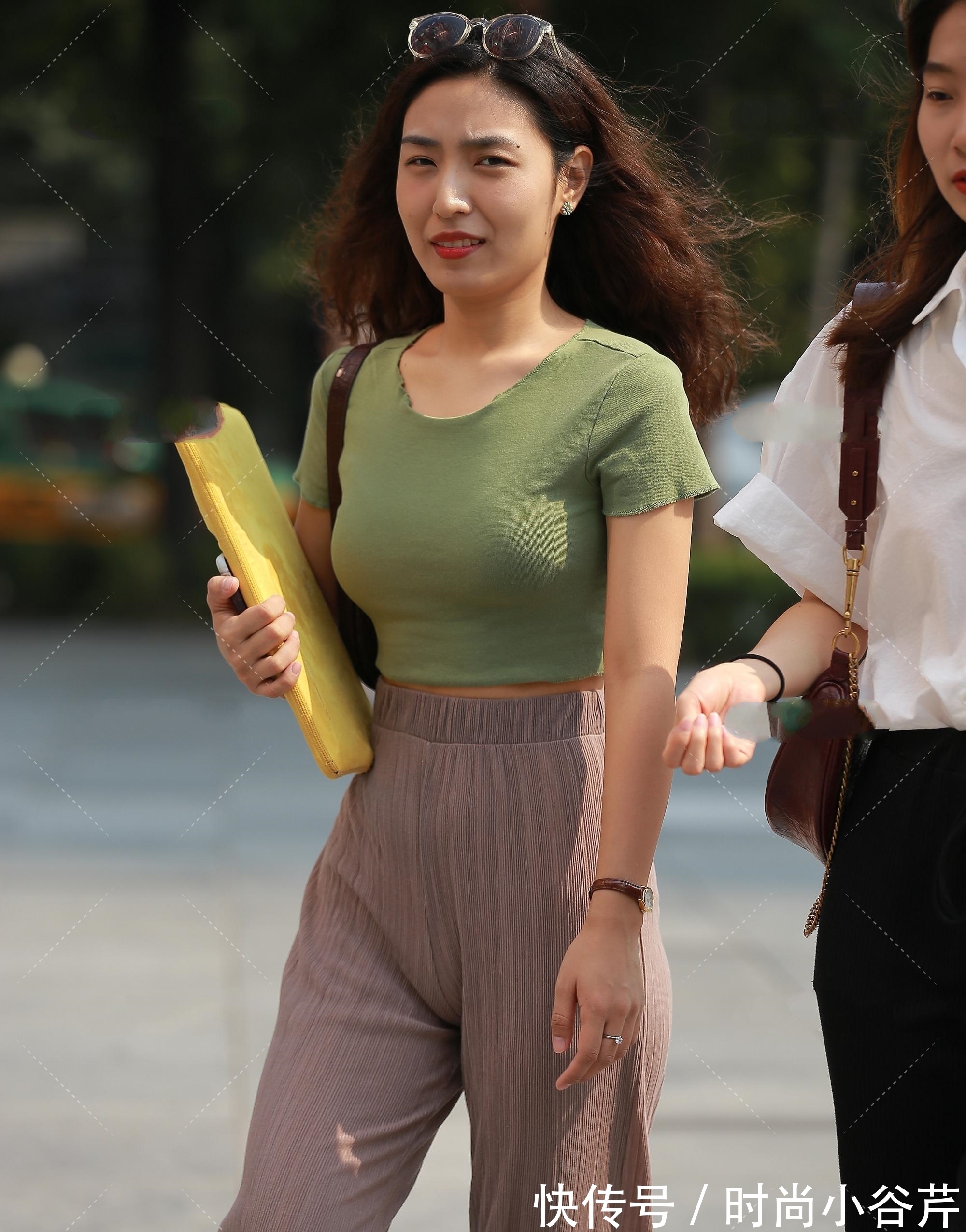 版型|浅咖色阔腿裤搭配抹茶绿短T恤,性感大气,成熟显气场