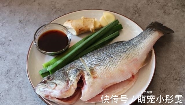 鱼身|蒸鱼时,冷水上锅还是热水?教你正确做法,鱼肉鲜嫩可口还没腥味