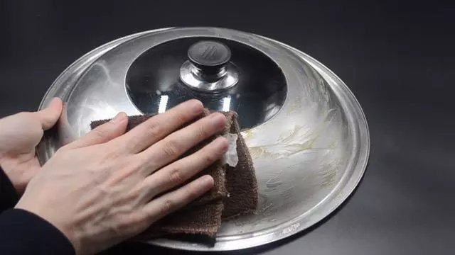 妙用|用完的牙膏管别扔掉，放在厨房一年能省不少钱，邻居见了纷纷学