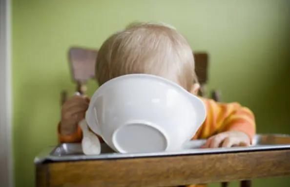 检查|2岁男童半夜喊肚子疼，被家长送到医院，医生检查后安排手术吧