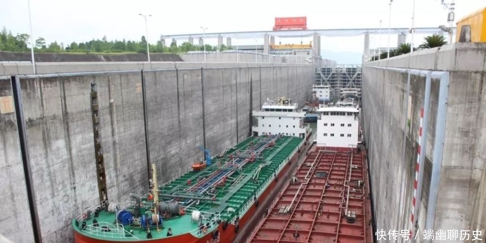 大火|三峡大坝高185米,过往船只是如何翻越大坝的?