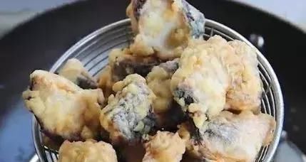 我家鱼肉从不炖着吃,淋2个鸡蛋,简单一做,上桌瞬间被扫光,香