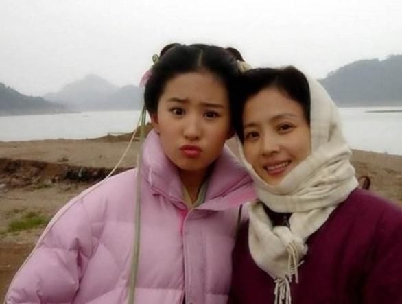 有种全家最丑叫刘亦菲，看到她姐姐时，网友：快出道吧！