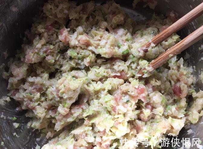 调白菜馅,不要用盐杀水或者焯水,巧用一招,饺子好吃还营养高