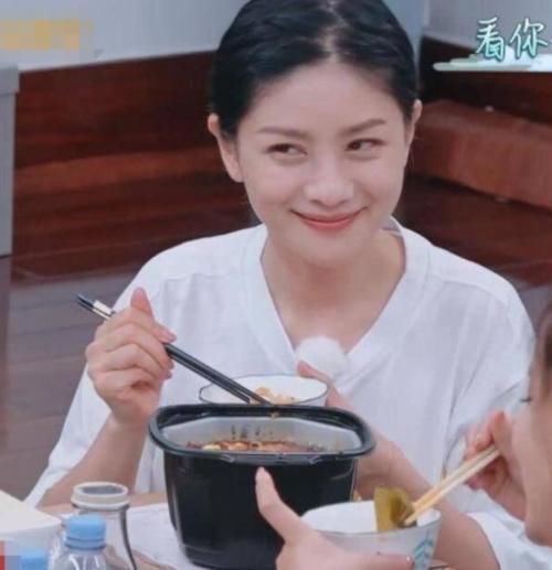 一旁|胡可张歆艺相邀吃火锅，一旁吉娜吃的饭成亮点，网友难怪她那么瘦