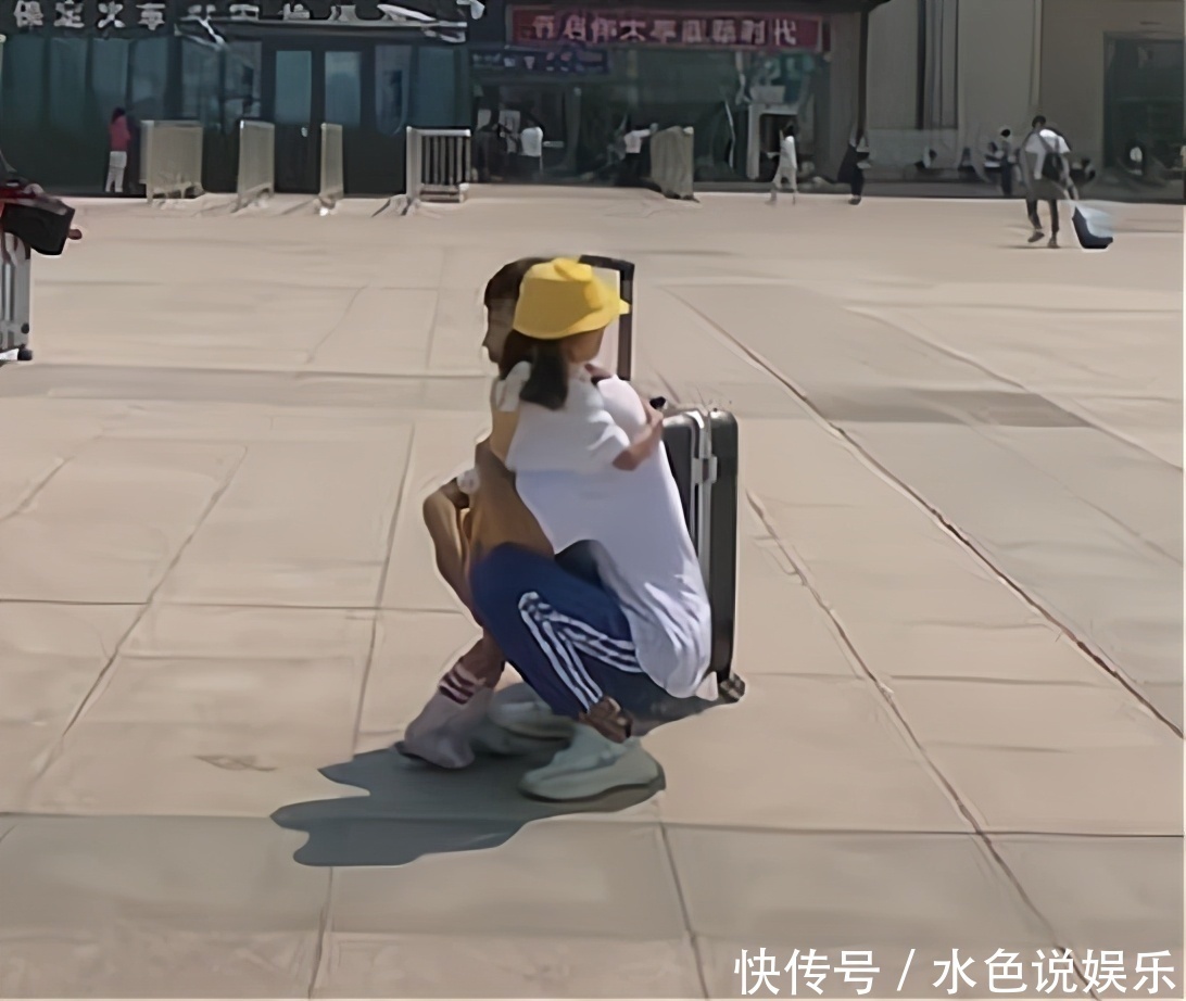 二胎政策|相差20岁的兄妹逛超市,妹妹不停买,哥哥蹲地诉苦留点老婆本