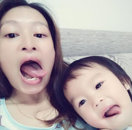 高配版|宝宝模仿“不倒翁小姐姐”,表情到位,网友:一看就是高配版