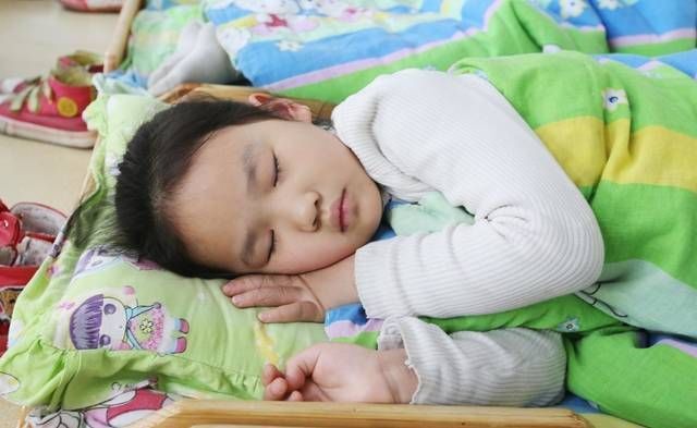 分泌|别让孩子熬夜晚睡,影响长高还伤害大脑,父母要趁早纠正!