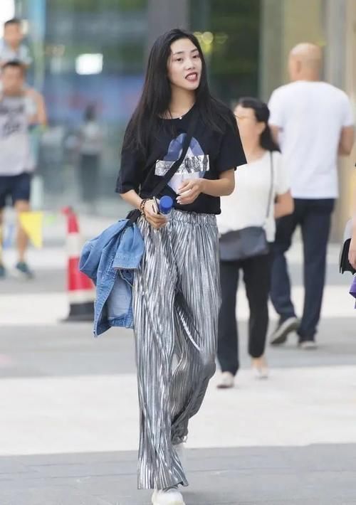 时尚 时尚打底裤搭配黑色上衣,看起来少女,很自然和舒服