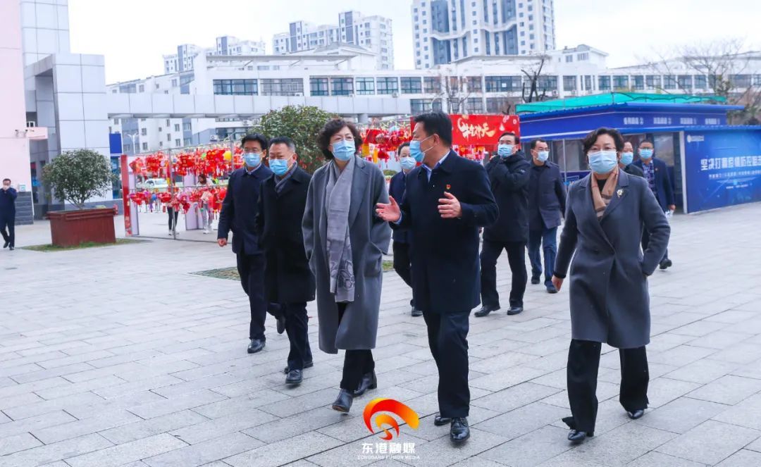 开学第一天！被娃娃“吃相”萌到了！