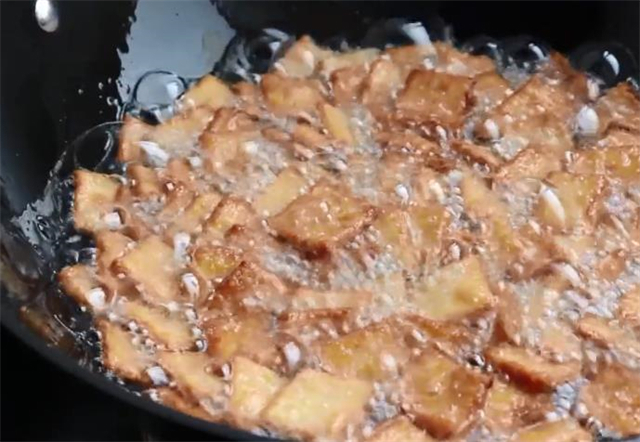 家里剩米饭不用愁了，教你做金黄酥脆的锅巴，咬一口下去嘎嘣脆