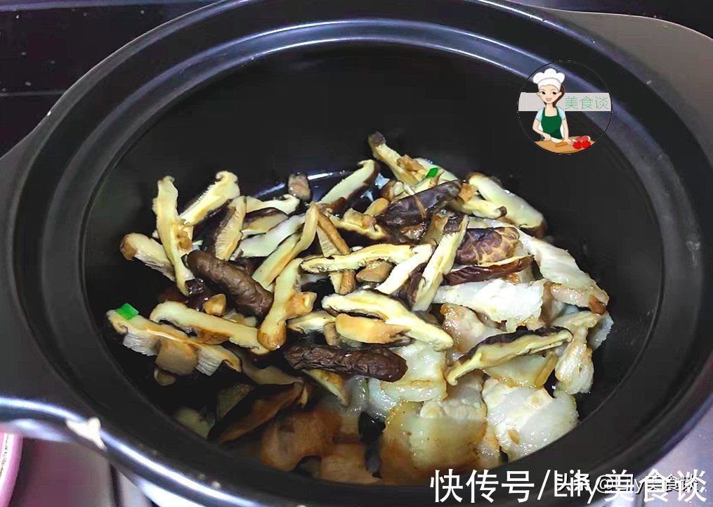 冬天,五花肉和它是绝配,泡软一煎一焖,简单又营养,多给孩子吃