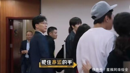 合照|鄧超參加節(jié)目被姐姐團(tuán)簇?fù)砬蠛险眨拥貧鉂M足要求,鹿晗反被冷落