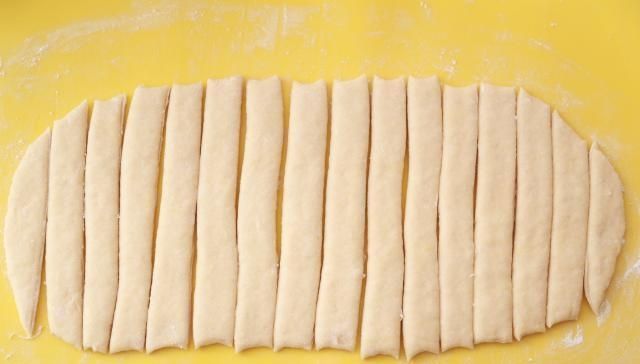 炸油条|1碗面粉,1个鸡蛋,教你做炸油条,个个松脆有韧劲,好吃无添加剂