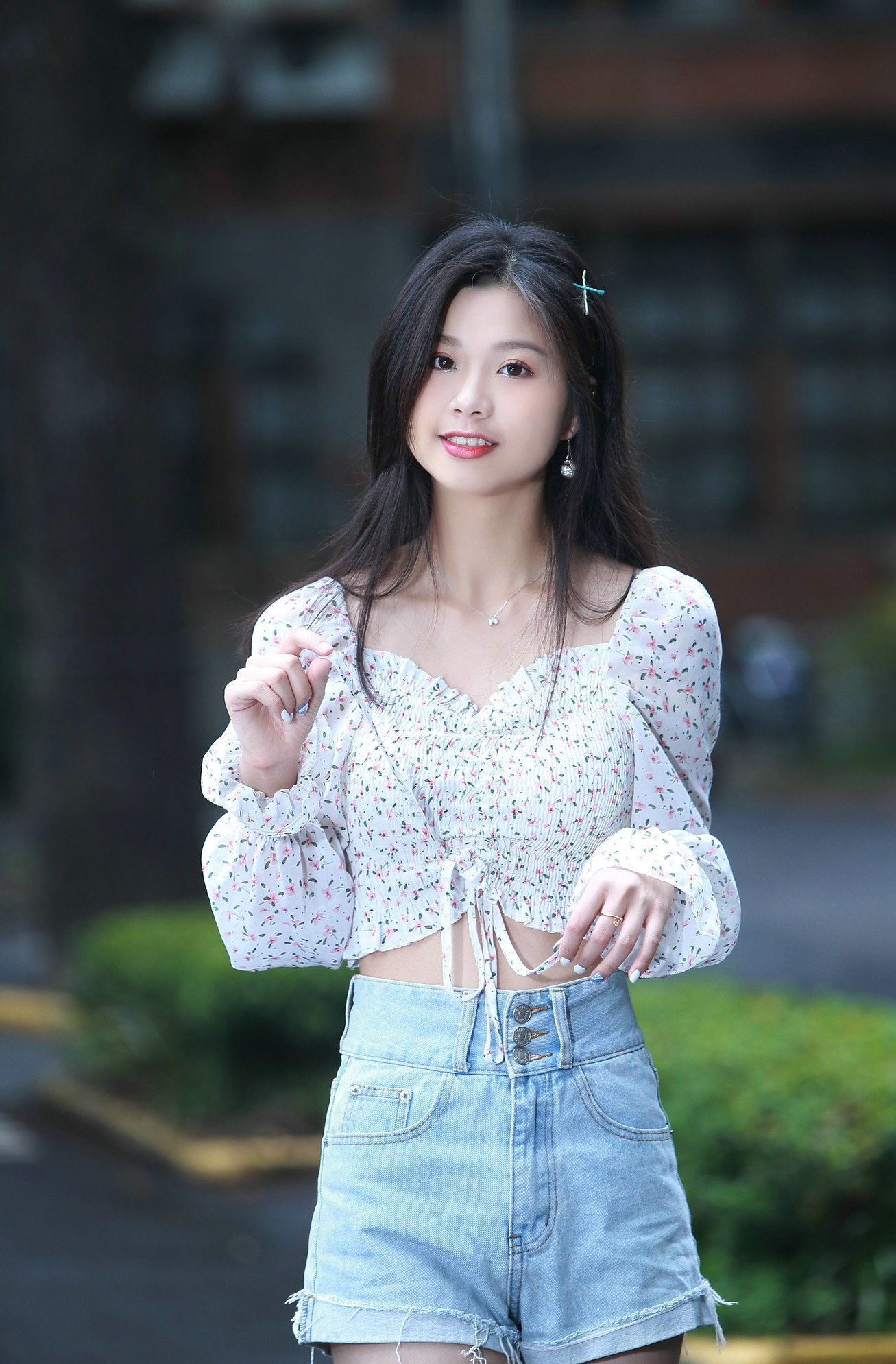 小蛮腰 健美裤配白色无袖衫,显身材有气质,穿出了年轻人简约休闲风