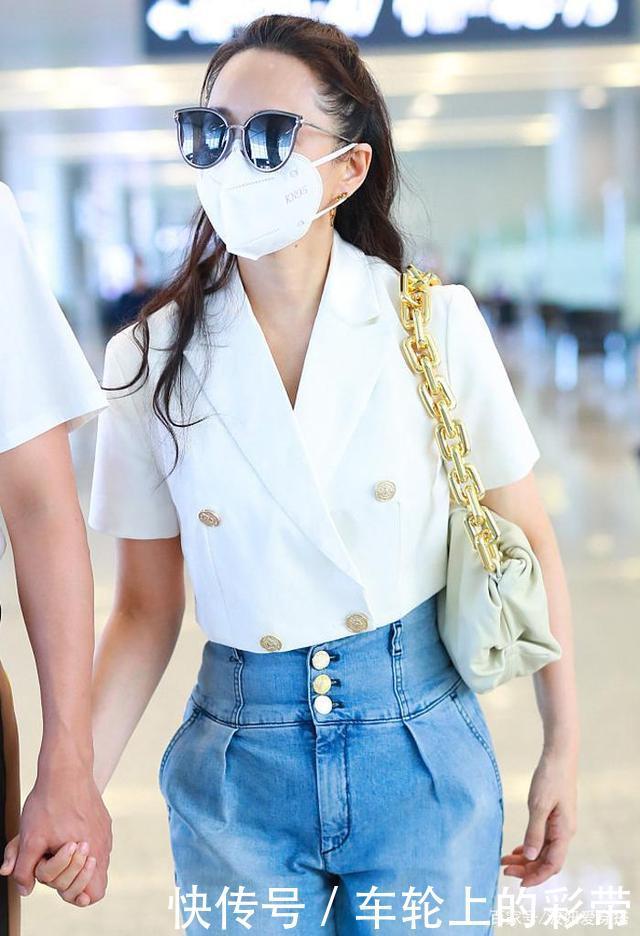 四五十岁女人出门时,尽量多背这4款“经典包”,时髦百搭上档次